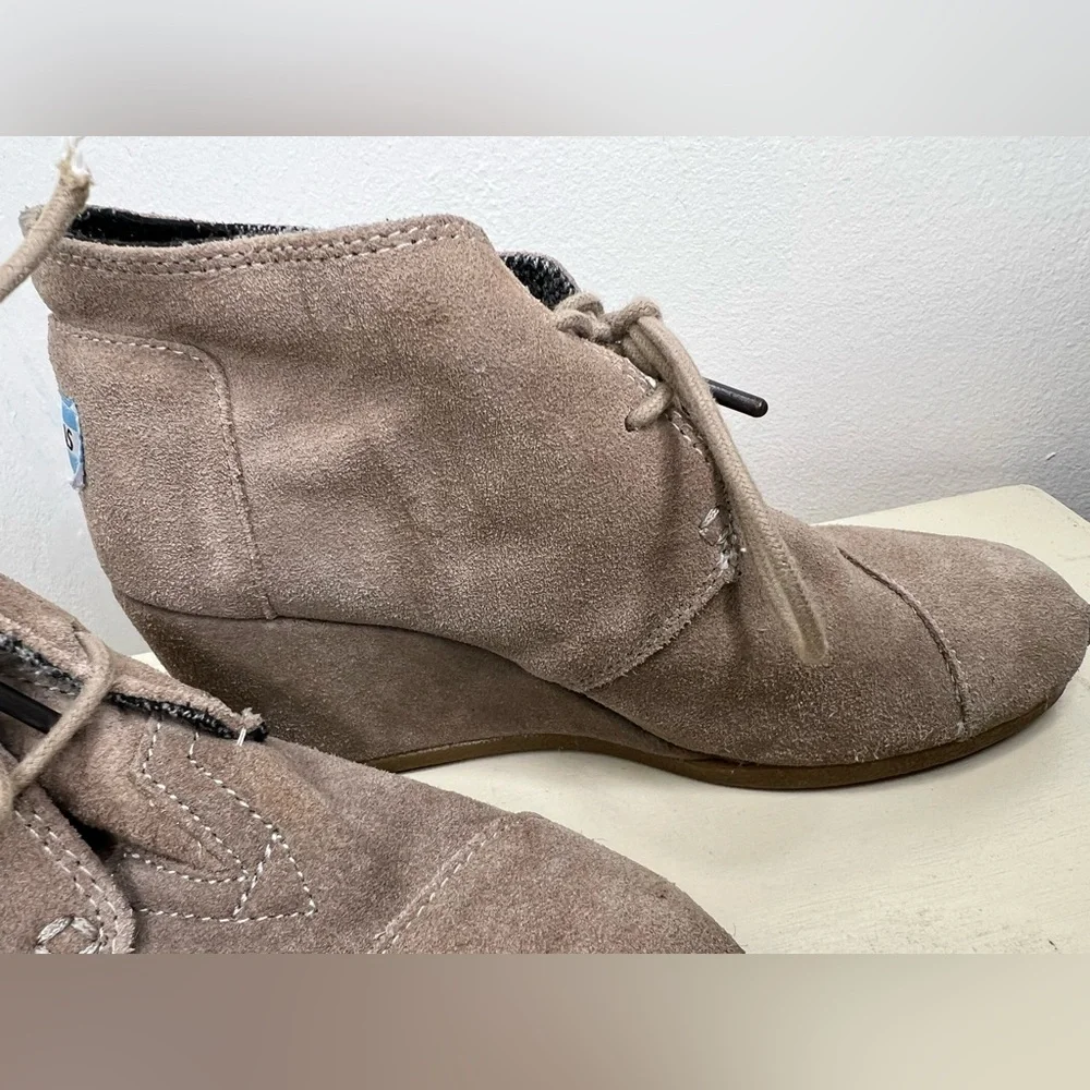 Well Loved TOMS Women's Beige Suede Desert Wedges
